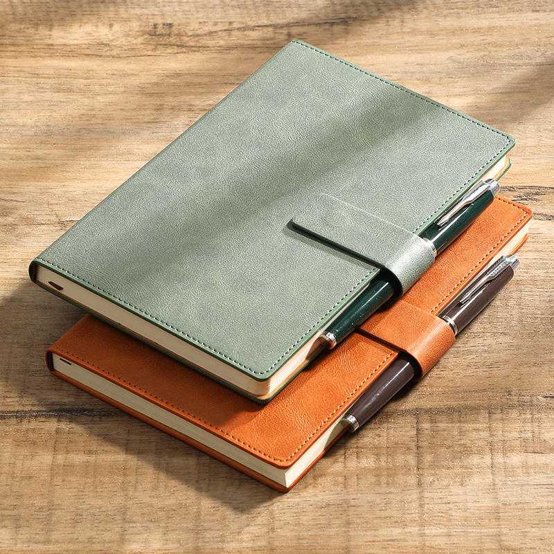 Leather Work Notepad - A5 ビジネスノート カラーチェンジPUレザー ジャーナル マグネットバックル付き 256枚の罫線入りページ